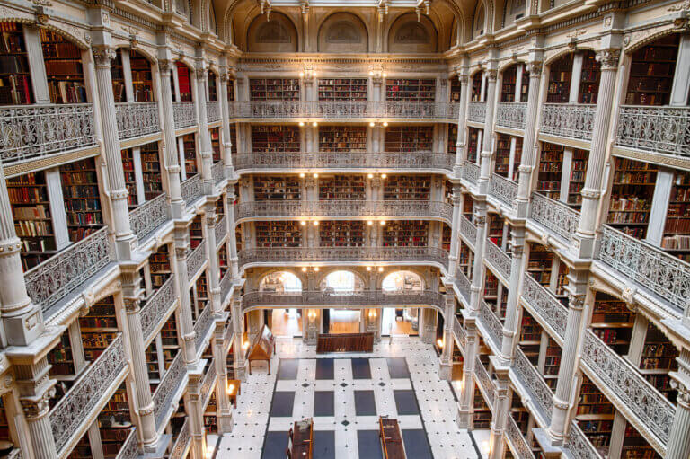 Le bibliothèque George Peabody de Baltimore fut construite en 1886, suite au legs de ce riche mécène. © DR