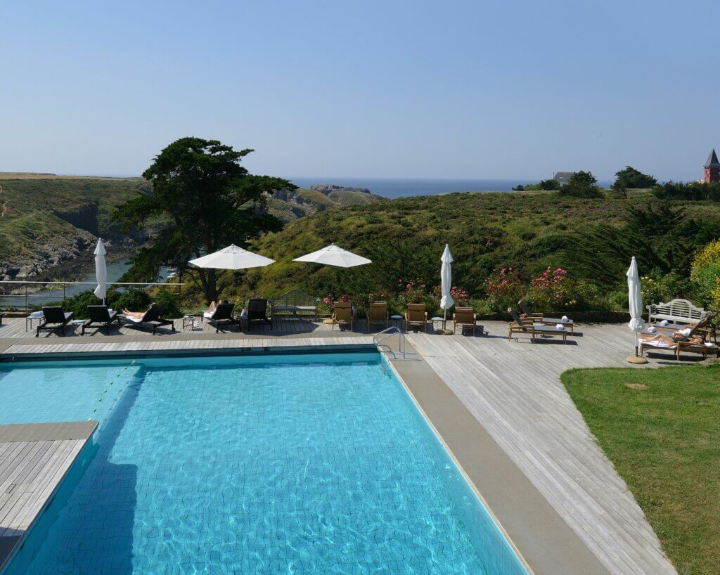 La terrasse et la piscine du Castel Clara