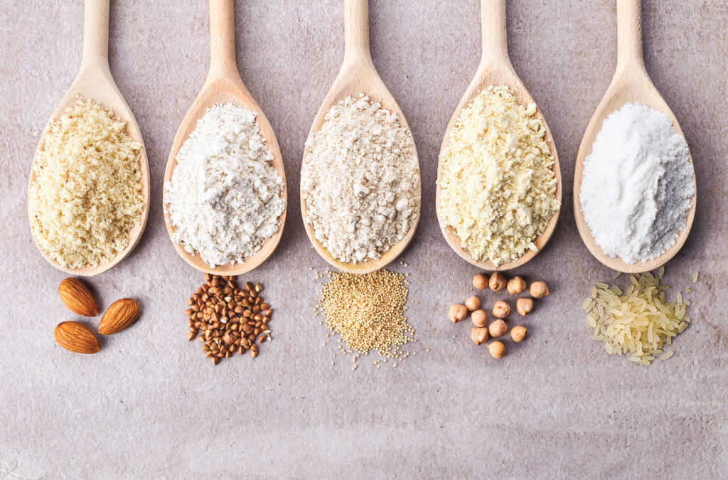 Différentes variétés de farine sans gluten (amande, graine d'amarante, sarrasin, riz, pois chiche). © DR