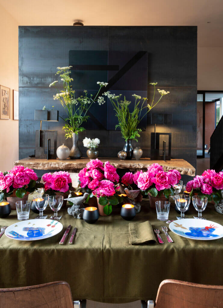 Table dressée avec la rose Piaget, des assiettes peintes de Fassianos et une argenterie Puiforcat. Au mur, un tableau d’Eduardo Jonquieres. © Eric Jansen