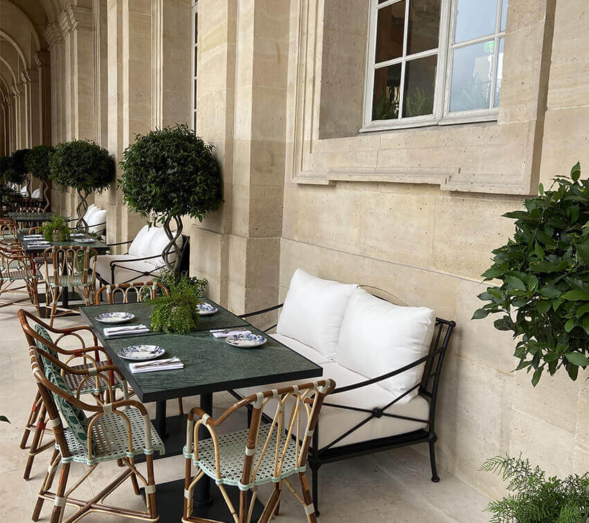 Le café Lapérouse dans l'Hôtel de la Marine à Paris dont la terrasse est entièrement composée de mobilier Tectona. © Tectona