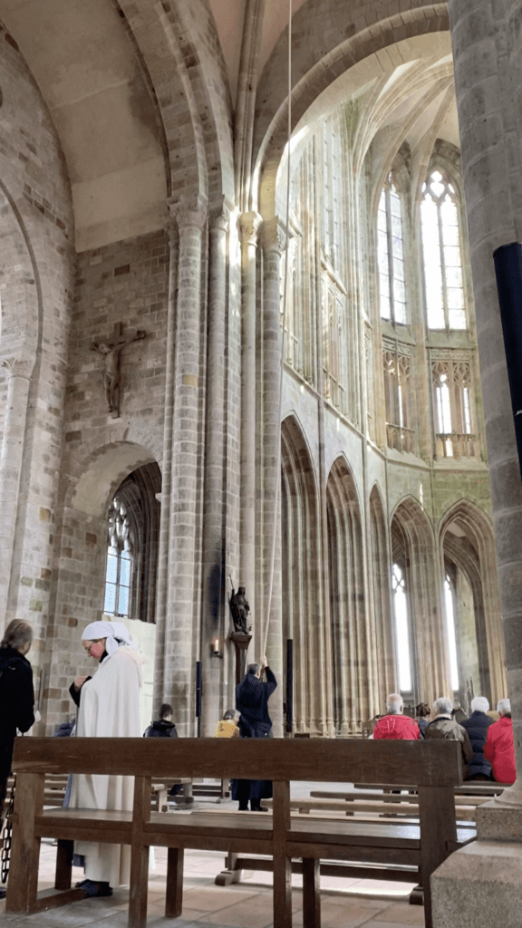 Un moine sonnant la cloche de l'abbaye du Mont Saint-Michel. © CM