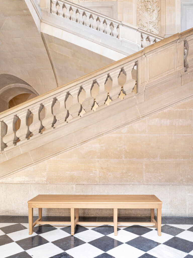 Le banc Grande Écurie Versailles ou quand le design rejoint l'épure du XVIIe siècle. © Tectona
