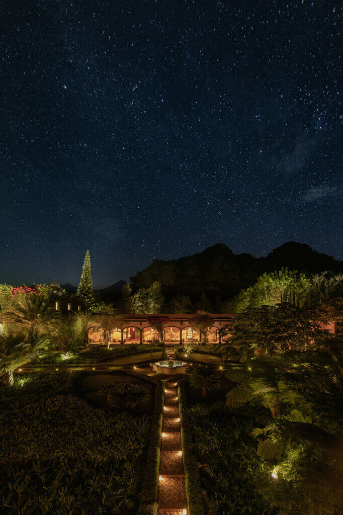 Promenade à la belle étoile dans les jardins de l'hacienda. © Davis Gerber