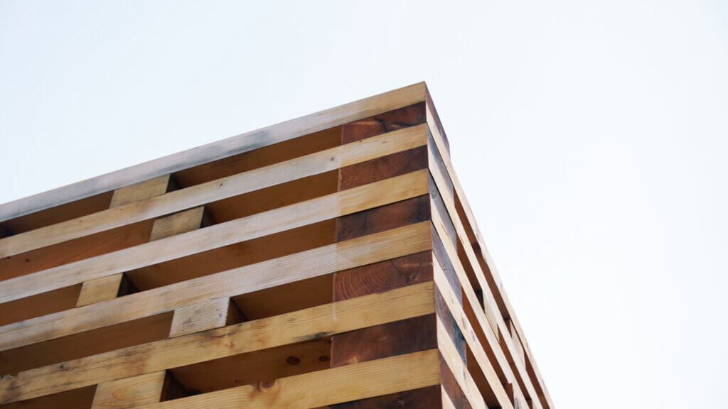 Grâce notamment aux panneaux en CLT, les constructions “bois” grimpent de plus en plus haut. © DR