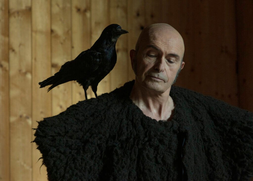 L'écrivain Bartabas avec un corbeau