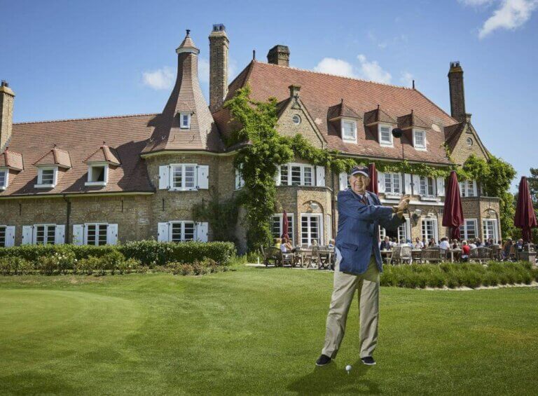 Léopold Lippens devant le club house du Royal Zoute Golf Club