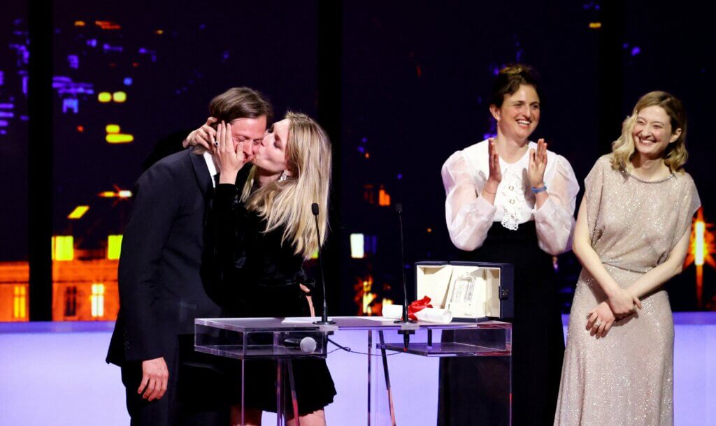 Felix Van Groeningen et Charlotte Vandermeersch s'embrassent lors de la cérémonie de clôture du Festival de Cannes