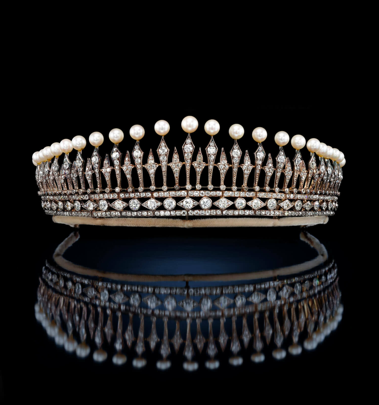 Diadème de perles de culture et diamants, exposé par Sotheby's pour le Jubilé de la reine Elisabeth II