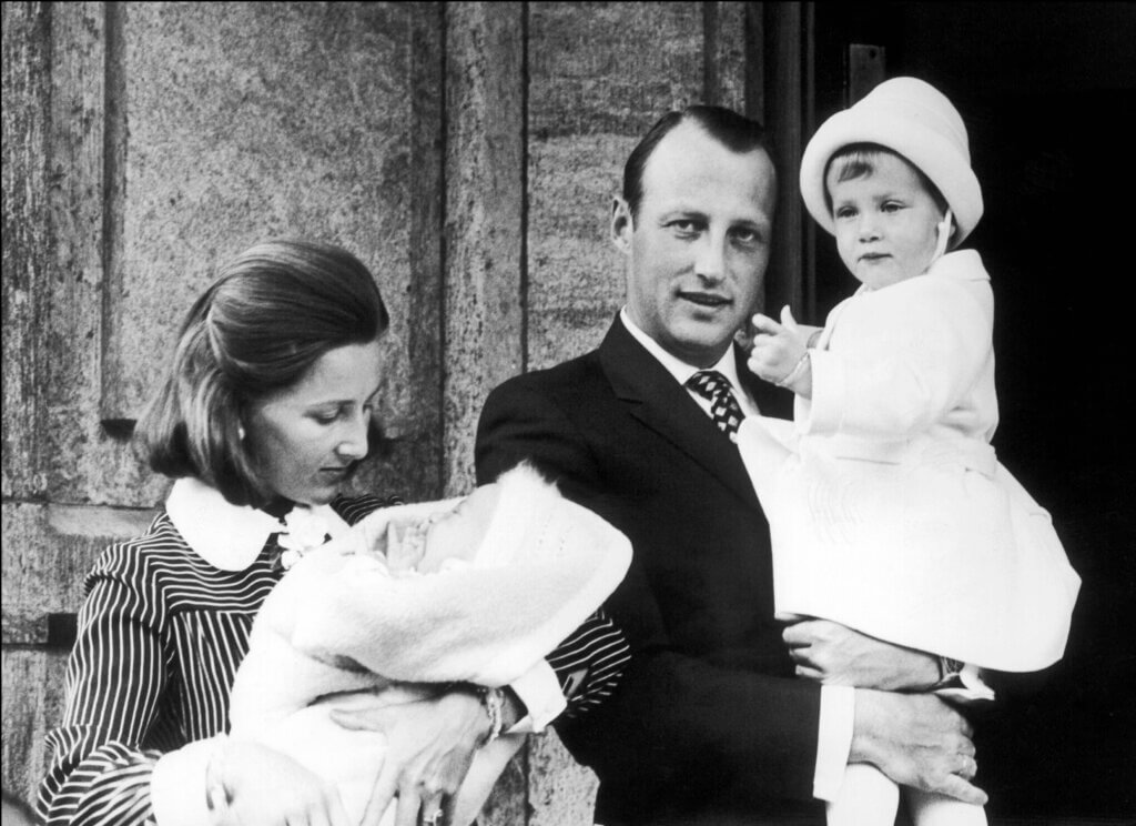 La princesse Sonja tenant dans ses bras le prince Haakon-Magnus