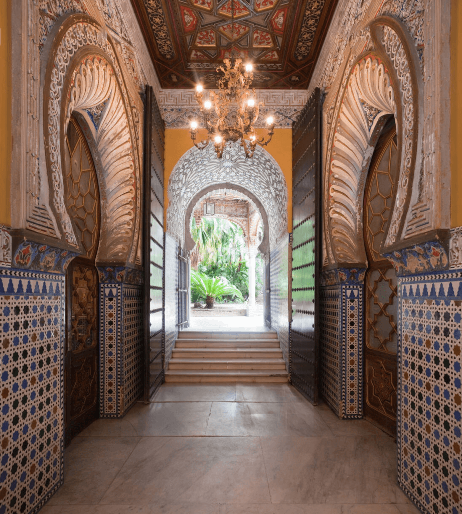L'entrée principale, de l'intérieur du palais de Sanlúcar de Barrameda. © DR