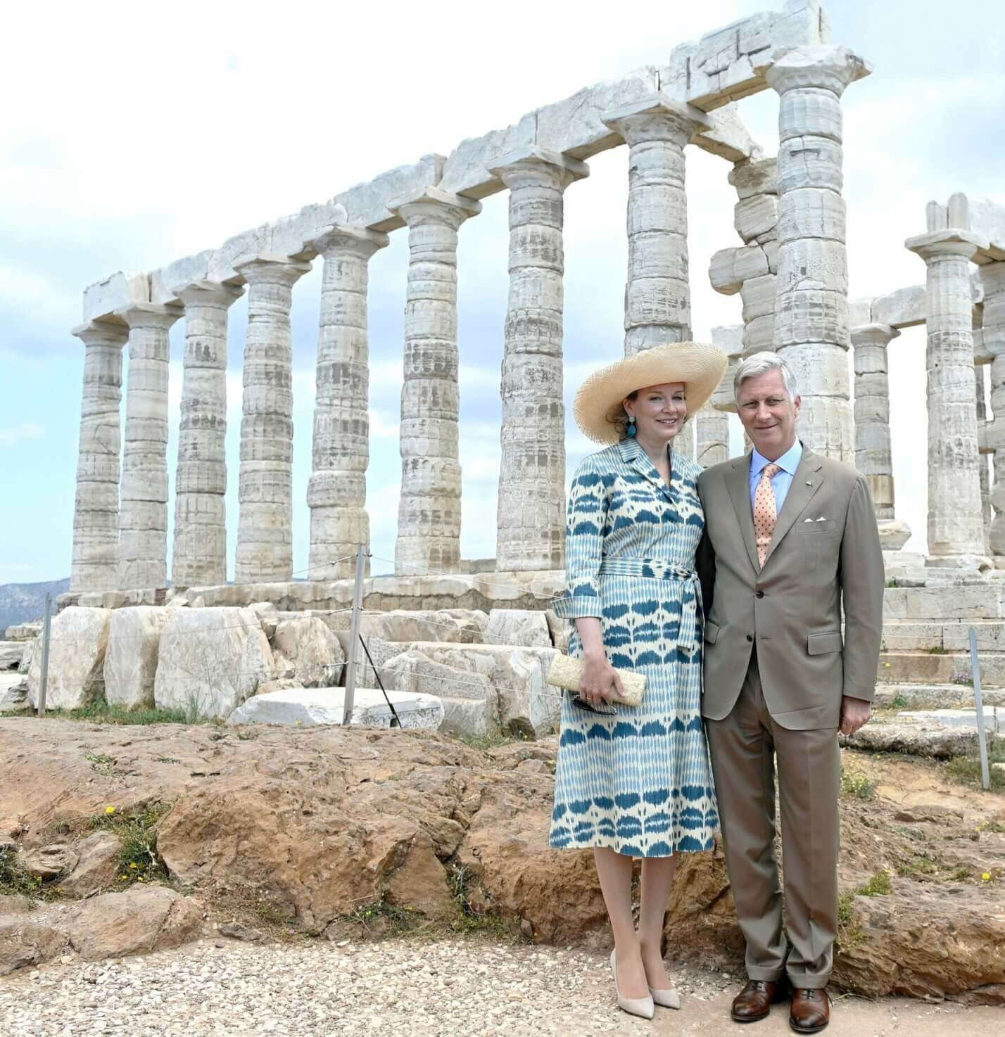 Le roi et la reine de Belgique devant des vestiges grecs