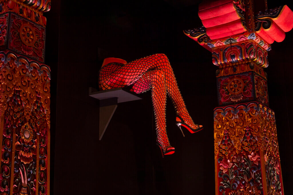 Une vue de l’exposition 'Les Souliers à semelle rouge' dans un théâtre au Bouthan. © DR
