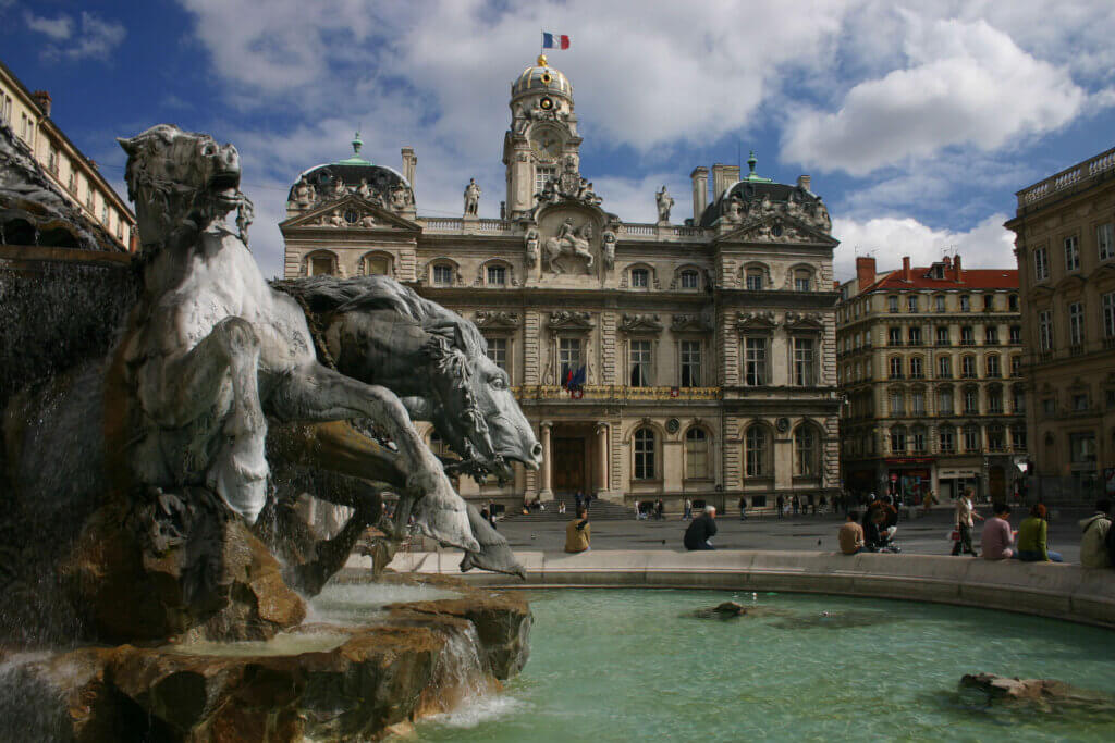 L'Hôtel de ville de Lyon et la fontaine Bartholdi. © DR