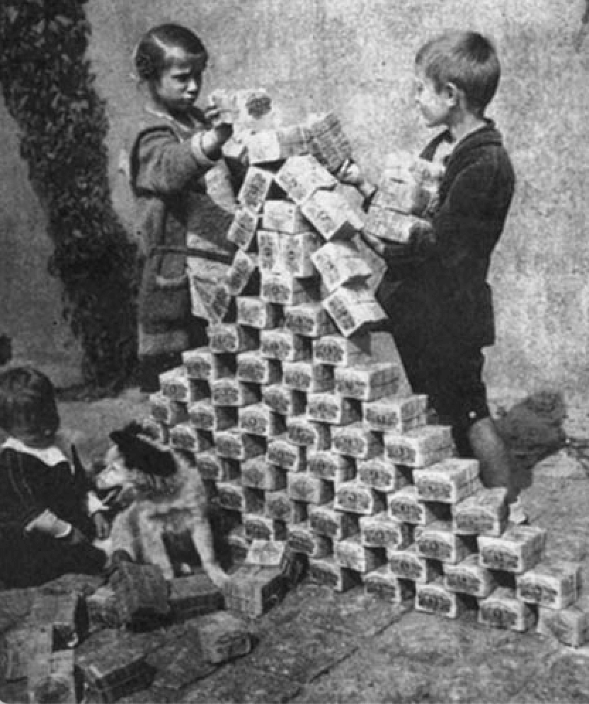 Les enfants utilisaient la monnaie, devenue sans valeur, comme des briques Lego. © DR