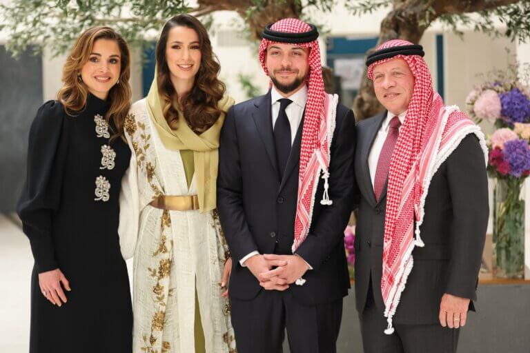 La reine Rania, Mademoiselle Rawja Khaled, le prince Hussein et le roi Abdallah II