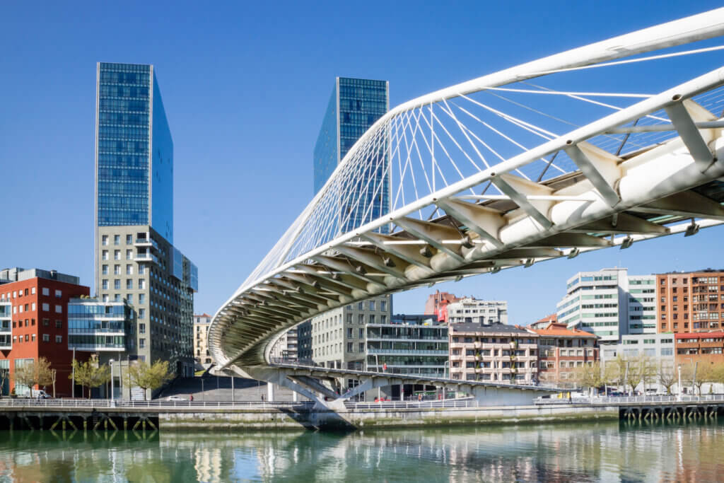 Le 'Zubizuri' (pont blanc en basque) de Santiago Calatrava. Â© DR