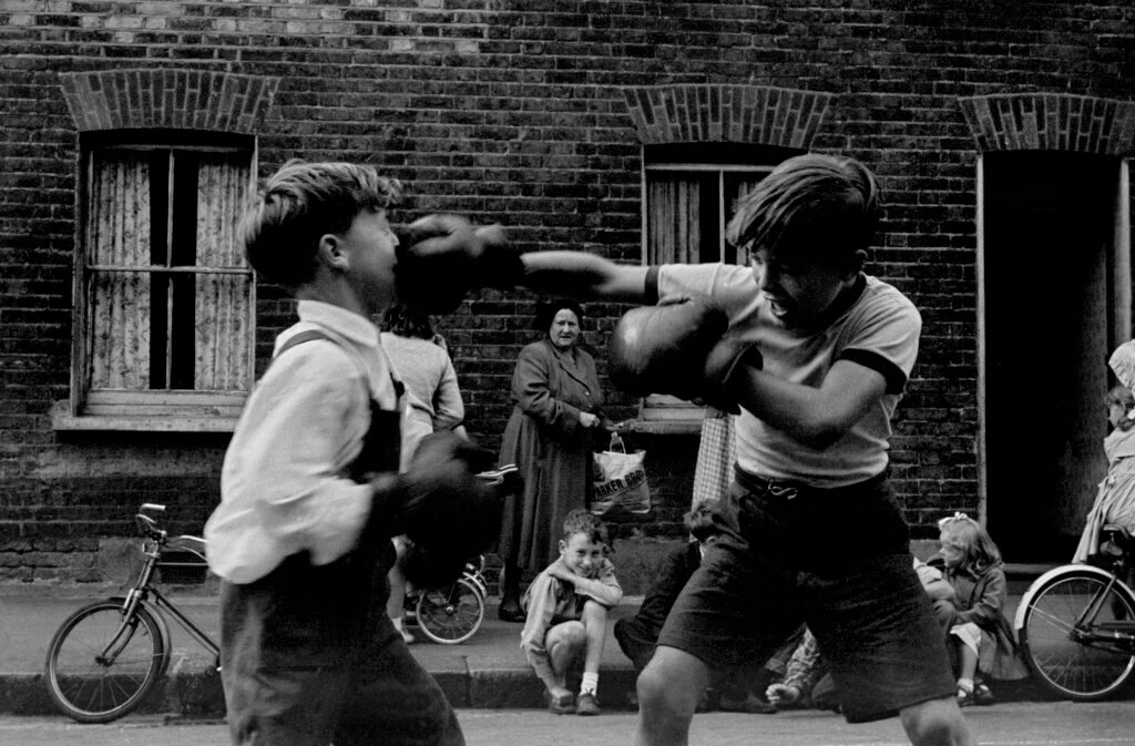 Frank Horvat, Combat de boxe entre enfants à Londres, 1955 © Studio Frank Horvat, Boulogne-Billancourt