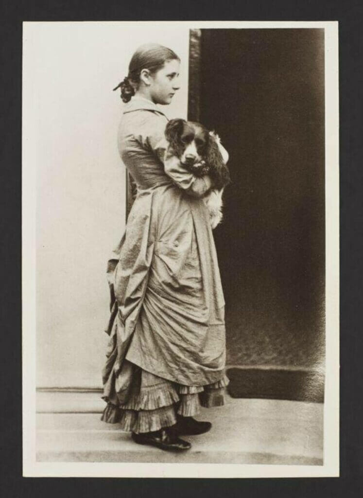 Beatrix Potter, âgée de 15 ans, avec son chien, par Rupert Potter, ca. 1880 © Victoria and Albert Museum, London, courtesy Frederick Warne & Co Ltd