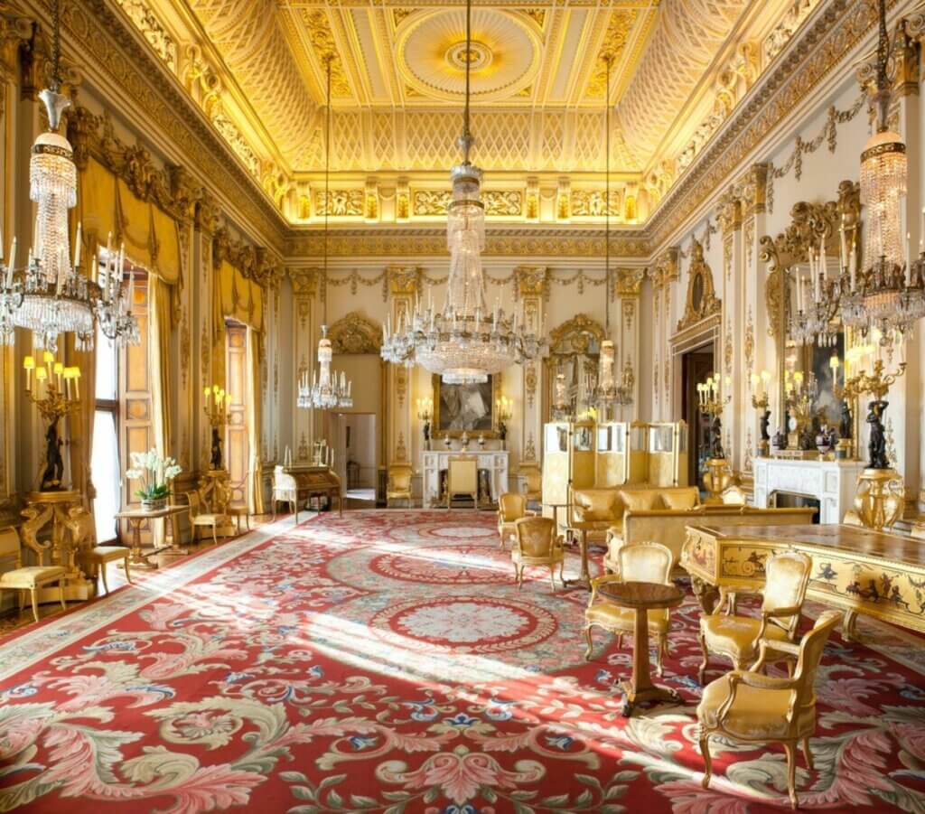 Selon le protocole, les visiteurs doivent patienter dans ce salon doré afin d'être présentés à la reine. © Royal Trust Collection