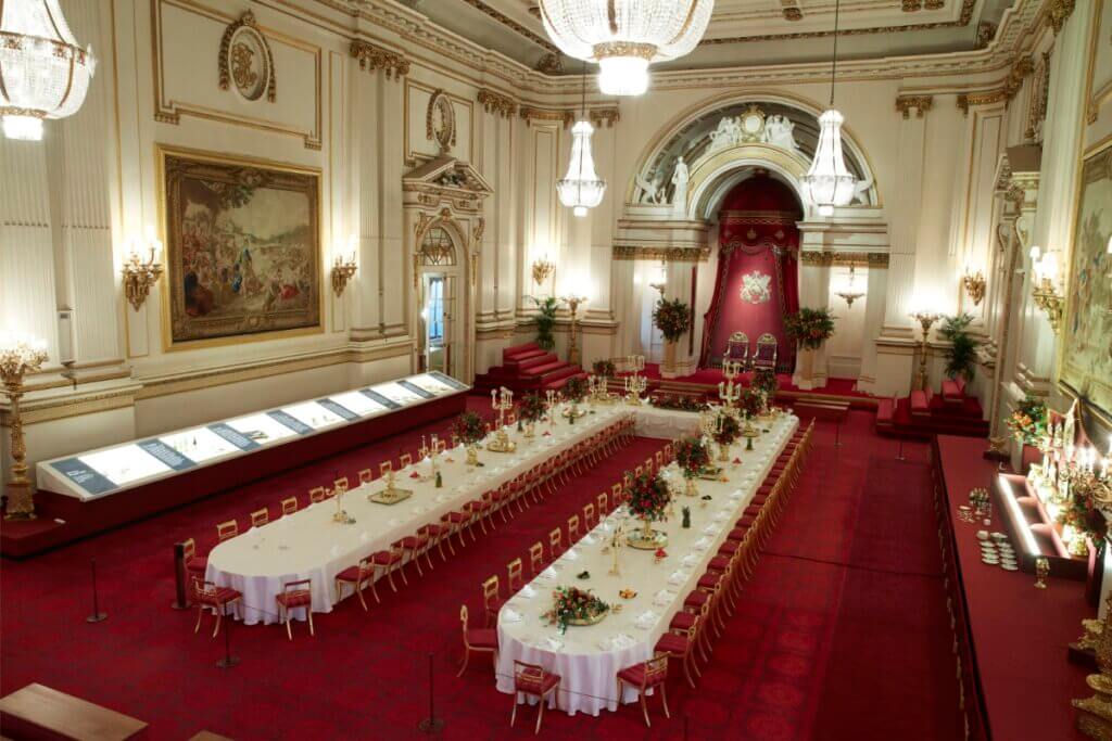 La salle à manger est dédiée aux dîners lors des visites officielles des chefs d'état étrangers, de passage à Londres. © Royal Trust Collection